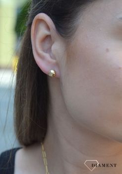 Złote kolczyki 333 kulki grawerowane KL 3422 333. Kolczyki w minimalistycznym stylu, wpisujące się w obecne trendy modowe. Delikatna forma, złota to idealne uzupełnienie eleganckich stylizacji (1).JPG